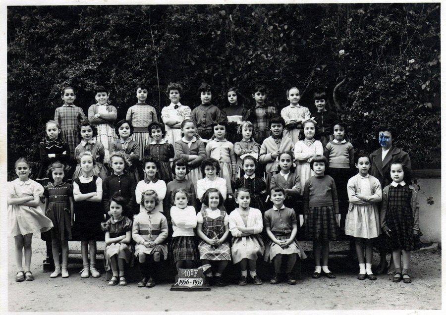 s_1956-1957_10eme F.jpg - Lycée Saint Aulaire- TANGER / MAROC - Année scolaire 1956-1957. Classe 4ème C Photo communiquée par Christine De Poortere.Saint Aulaire, 10ème Filles 1956-1957De gauche à droite:1er rang: X, X Muriel Platon, Hilda Bendahan, Clotilde?, Anne?2ème rang: Lilyanne?, Dora?, Allya?, Christine De Poortere, Merry?, Cély?, Marie Carmen Martinez, Lucie?, Rabia?, Juliette Riera, Faouzia?, Fariza?3ème rang:Lidya?, Marguerite?, Zineb Rekiouak, Alegria Marrache, Allegria Assayag, Maribel?, Odile Gratelot, Marie-France?, Louise Lebrun, Fatima?, Mme Bonfils4ème rang: Jesus?, Farida?, Coty?, Henriette Favier, Elisabeth?, Joséphine?, Luz?, Gladys Benaïm, Gisèle?